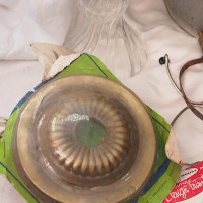 Lot 104 Hinges metal vintage bowls pail