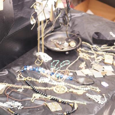 Lot 116 Vintage Costume jewelry and travel cases, earring metal tree