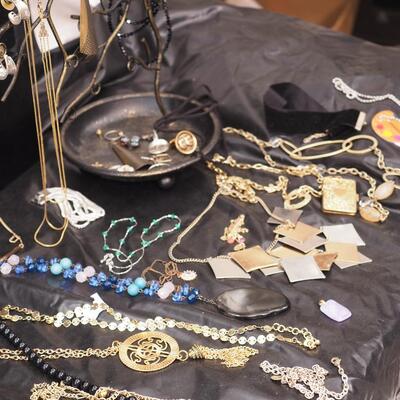 Lot 116 Vintage Costume jewelry and travel cases, earring metal tree