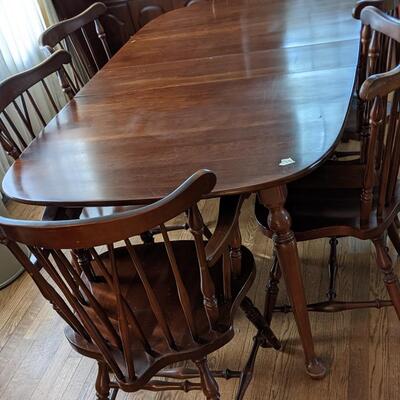 Nice Dining Table with 2 leaves