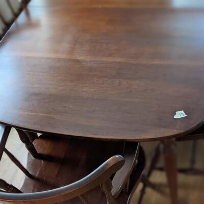 Nice Dining Table with 2 leaves
