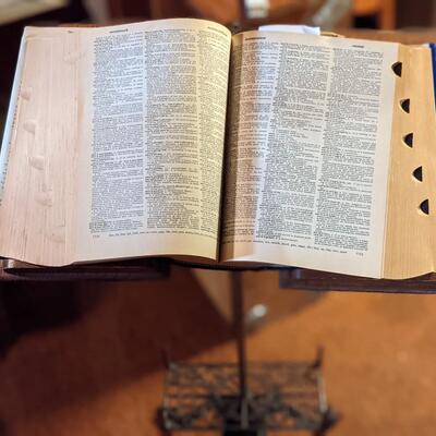 Very sturdy Dictionary stand