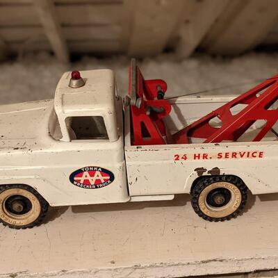 Tonka white tow truck
