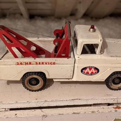 Tonka white tow truck