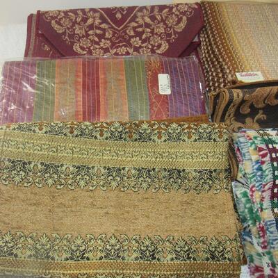  Lot 35- New Cloth Table Runners & Place Mats 