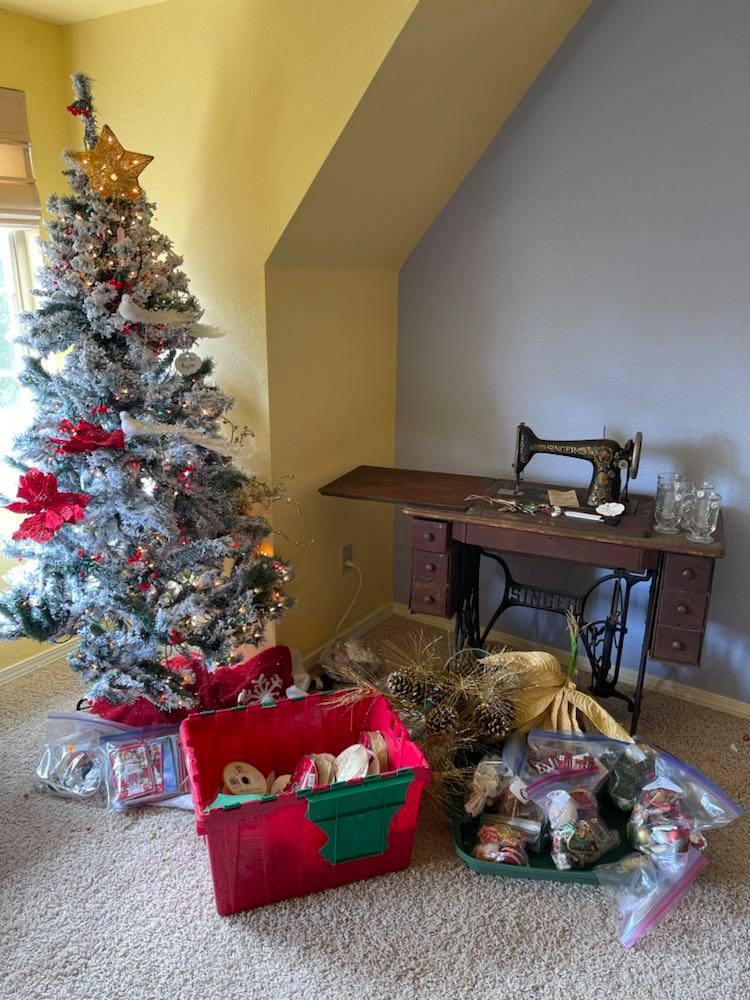 Lot 30 Vintage sewing machine & Christmas tree