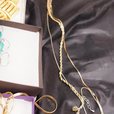 Lot 118 Necklaces and glass display