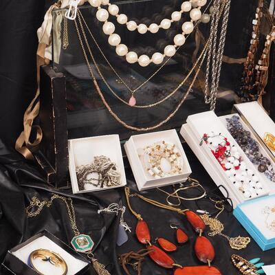 Lot 118 Necklaces and glass display