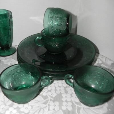 EMERALD GREEN GLASS DINNERWARE