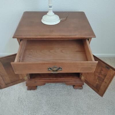LOT 8 ETHAN ALLEN NIGHT STAND WITH LAMP