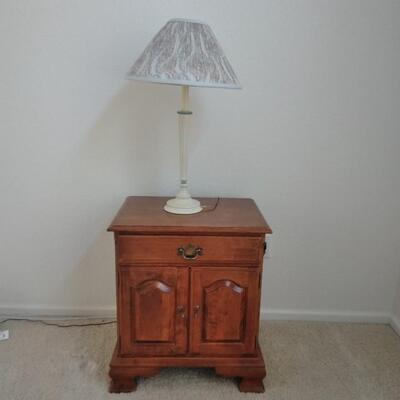 LOT 8 ETHAN ALLEN NIGHT STAND WITH LAMP