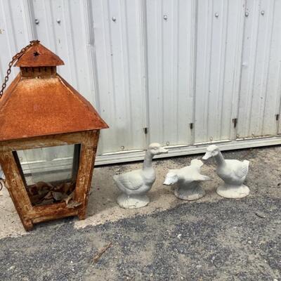 O2235 Metal Hanging Lantern and 3 Composite Duck Statues 