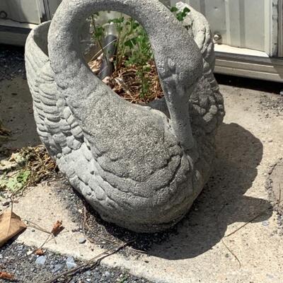 O2242 Cement Swan Planter
