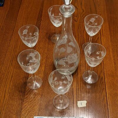 Beautiful Crystal Decanter and 6 glasses