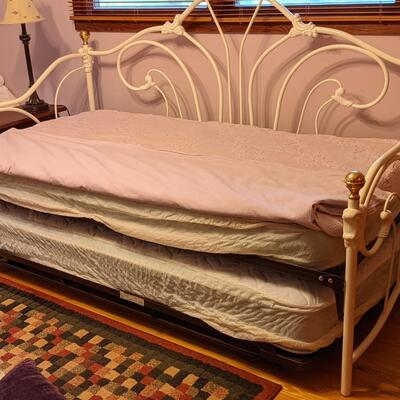 Antique Iron trundle bed in great condition