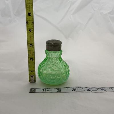 -5- ANTIQUE | Single Green Opalescent Shaker