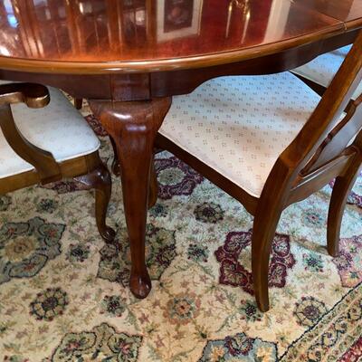 #17 Stunning Mahogany Queen Anne Dinning Table & Chairs 