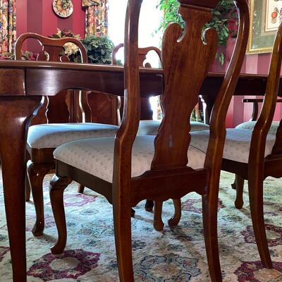 #17 Stunning Mahogany Queen Anne Dinning Table & Chairs 