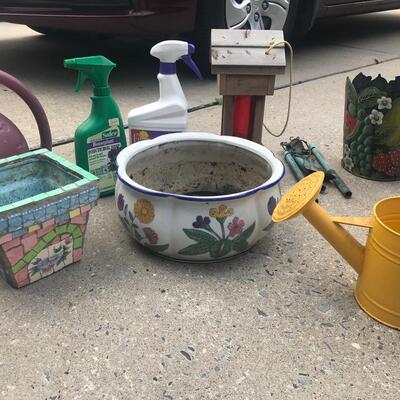 Lot 71:  Flower Pots/Garden Art, Birdhouses, and More 