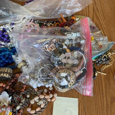 (Q) Large Lot of Jewelry (300-500 pieces)