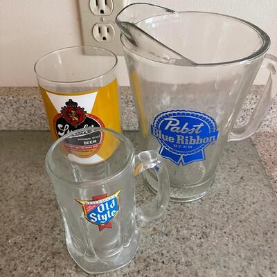 Beer related items  / pitcher, glasses 