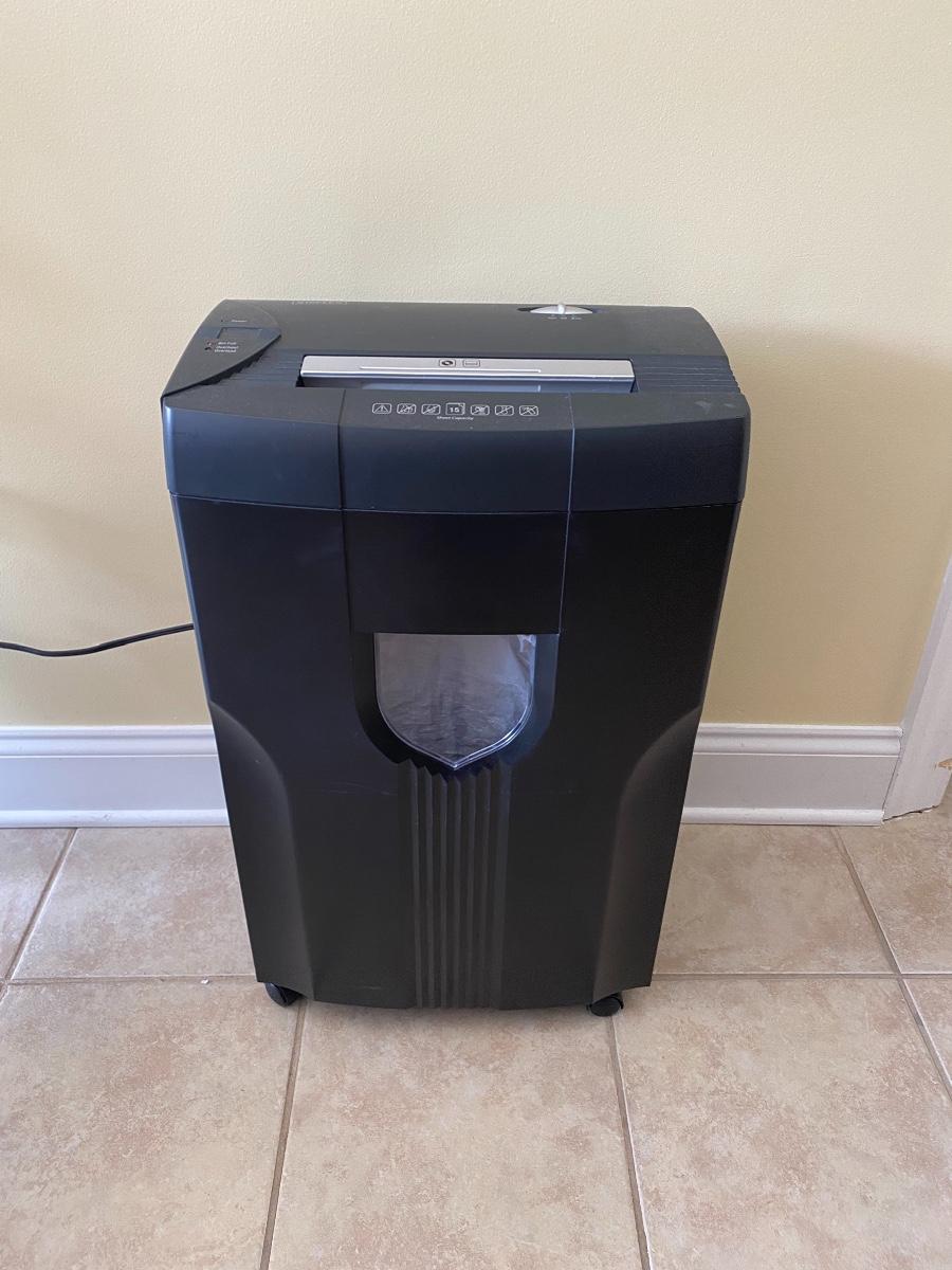 Lot 167 Staples Shredder SPL1506X