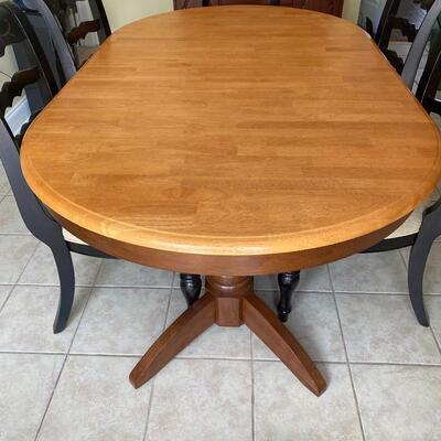 Lot 156: Raymour & Flanigan Expanding Dining Room Table with Chairs