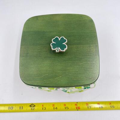 LONGABERGER 2006 â€œLUCKY TWISTâ€ BASKET W/ LID & CLOVER DISH