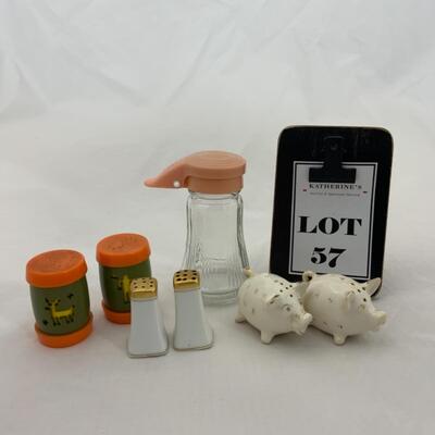 -57- VINTAGE | Salt and Pepper Shakers | Syrup
