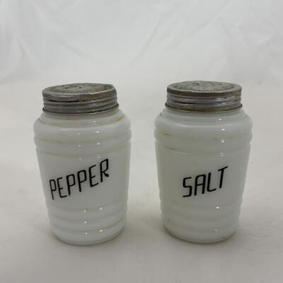 -64- VINTAGE | Hazel Atlas | Black Beehive | Salt and Pepper