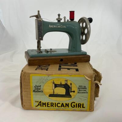 -84- VINTAGE | American Girl | Childrenâ€™s Sewing Machine