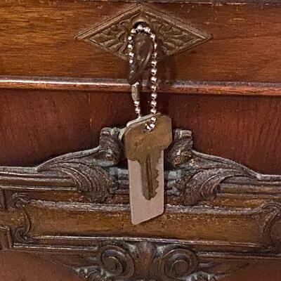 Antique Ed Roos Company cedar chest trunk with original key