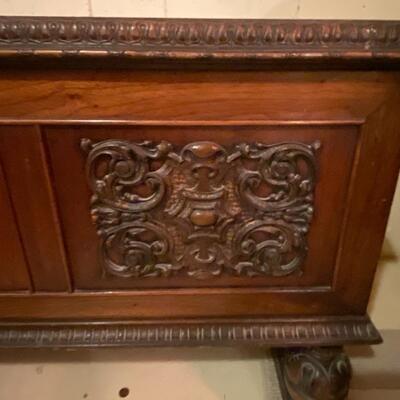 Antique Ed Roos Company cedar chest trunk with original key