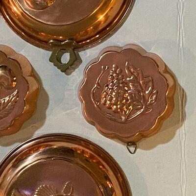 Collection of copper kitchen pan decor