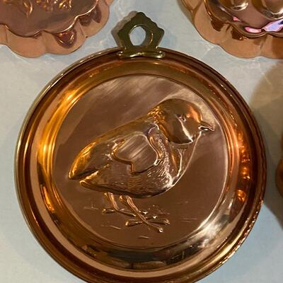 Collection of copper kitchen pan decor