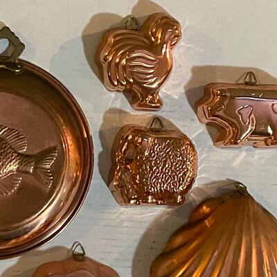 Collection of copper kitchen pan decor