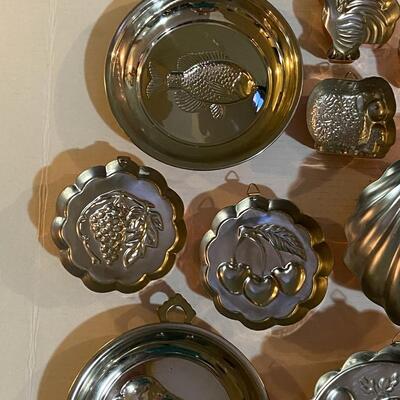 Collection of copper kitchen pan decor