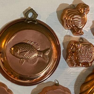 Collection of copper kitchen pan decor