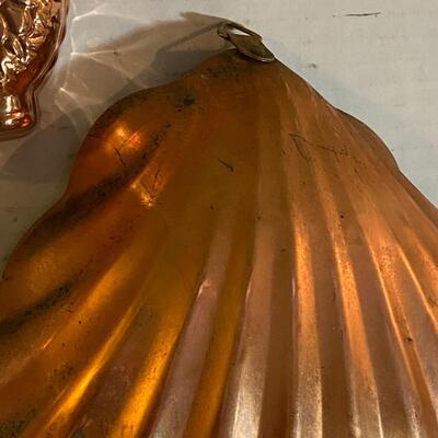Collection of copper kitchen pan decor