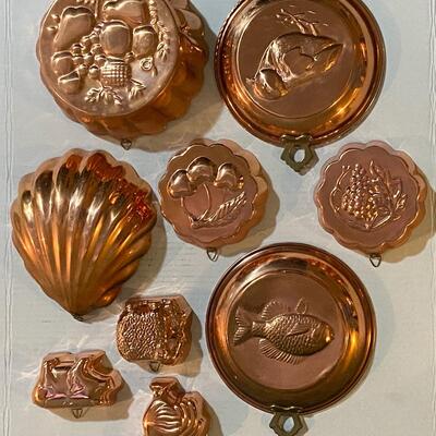 Collection of copper kitchen pan decor