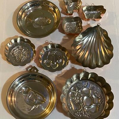Collection of copper kitchen pan decor