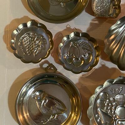 Collection of copper kitchen pan decor