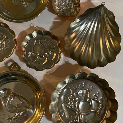 Collection of copper kitchen pan decor