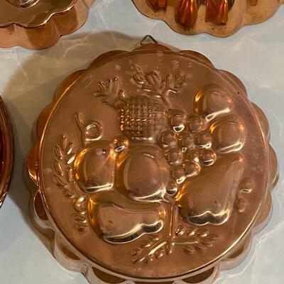 Collection of copper kitchen pan decor