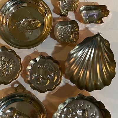 Collection of copper kitchen pan decor