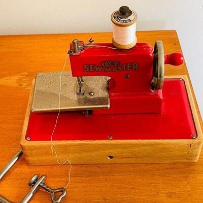 Lot 95  Vintage KAY an EE Sew Master Child's Toy Sewing Machine Red w/Clamp