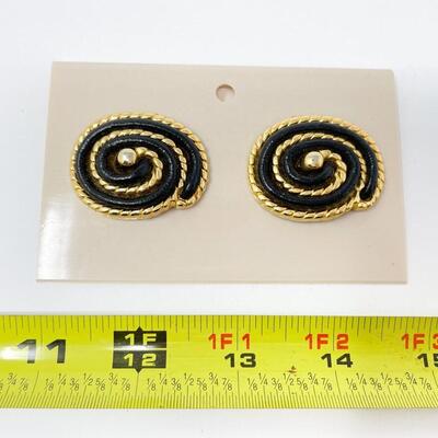 GOLD TONED AND BLACK SWIRL SHOE CLIPS