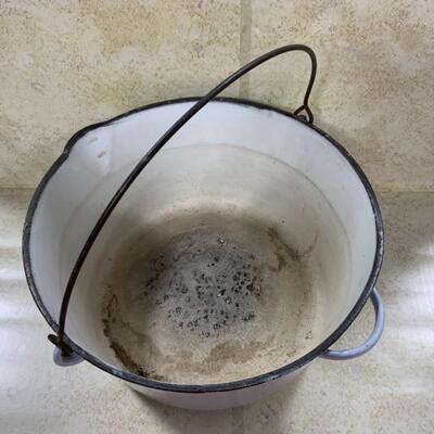 -136- Cast Iron | Porcelain | Long Handled Pot