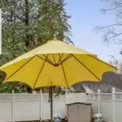 Free standing umbrella cantilevered 