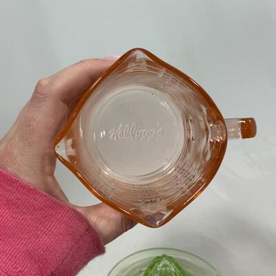 -151- VINTAGE | Pink Kelloggâ€™s Measuring Cup | Green Depression | Reamer